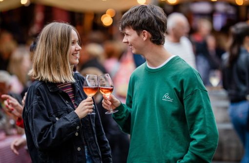 Die beiden Studenten Greta  und Niklas sind zum ersten Mal auf dem Stuttgarter Weindorf. Foto: Lichtgut/Christoph Schmidt