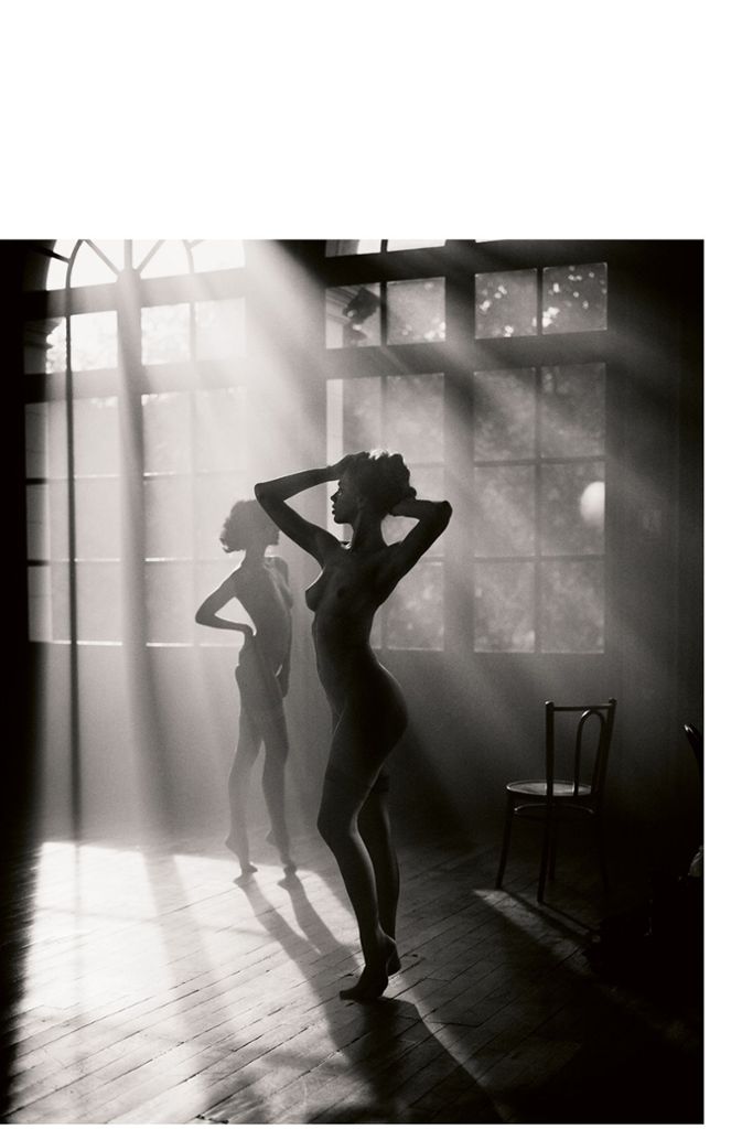 „Nudes, Paris“. Neben vielen Schauspielerstars hat Vincent Peters auch Models mit und ohne Kleidung fotografiert. Hier stellt er sie  ins  Schummerlicht,  als posierten sie für Kunststudenten, die Aktstudien-Unterricht nehmen. Versammelt ist eine Sammlung besonderer Arbeiten in dem Fotobuch „Selected Works“.