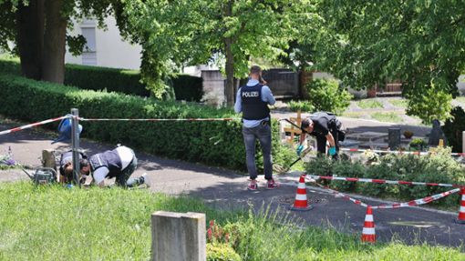 Polizisten sichern nach dem Handgranatenwurf auf dem Friedhof Altbach am 9. Juni 2023 Spuren. Foto: 7aktuell.de//Kevin Lermer