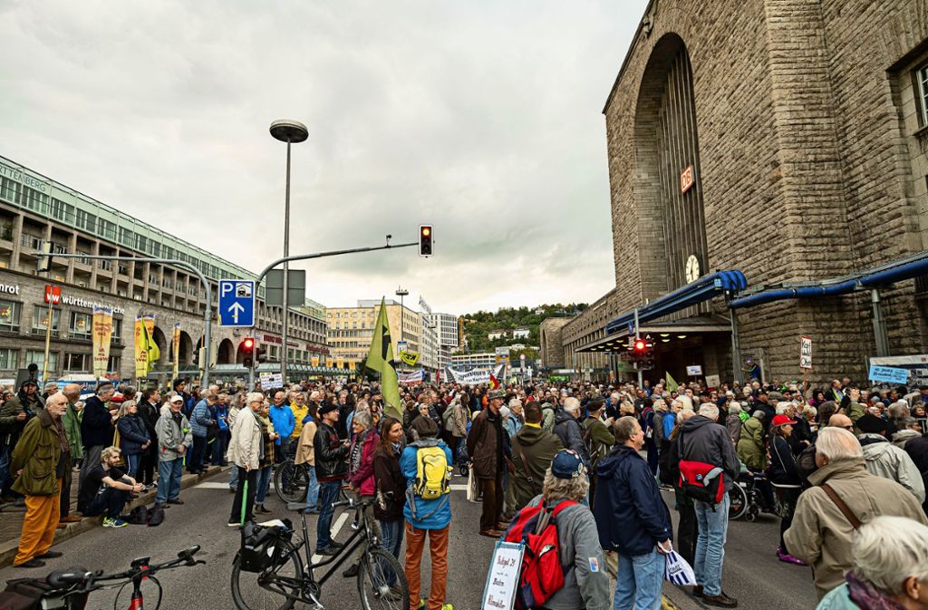Demonstranten gestern Abend vor dem Hauptbahnhof Foto: Lg/Leif Piechowski