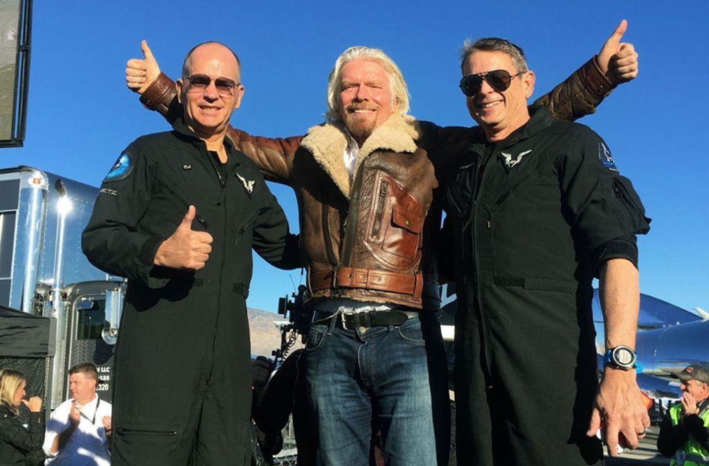 Richard Branson (Mitte), Gründer von Virgin Galactic, gratulierte den Piloten Rick Sturckow (links) und Mark Stucky zu ihrem erfolgreichen Testflug mit dem Tourismus-Raumschiff VSS Unity von Virgin Galactic. Es hatte bei dem Testflug eine Höhe von etwa 82 Kilometern erreicht.
