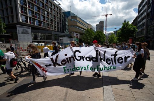 Fridays-for-Future-Demonstranten aus unterschiedlichen Altersgruppen ziehen durch die Stuttgarter Innenstadt Foto: Lichtgut/Leif Piechowski