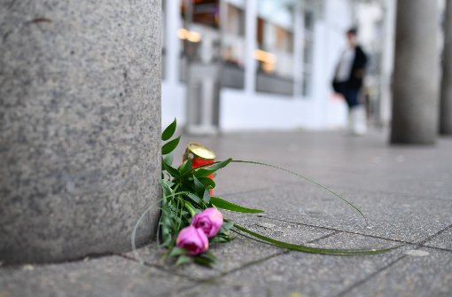 Blumen und eine Kerze erinnern an die Todesfahrt des 35-Jährigen. (Archivfoto) Foto: dpa