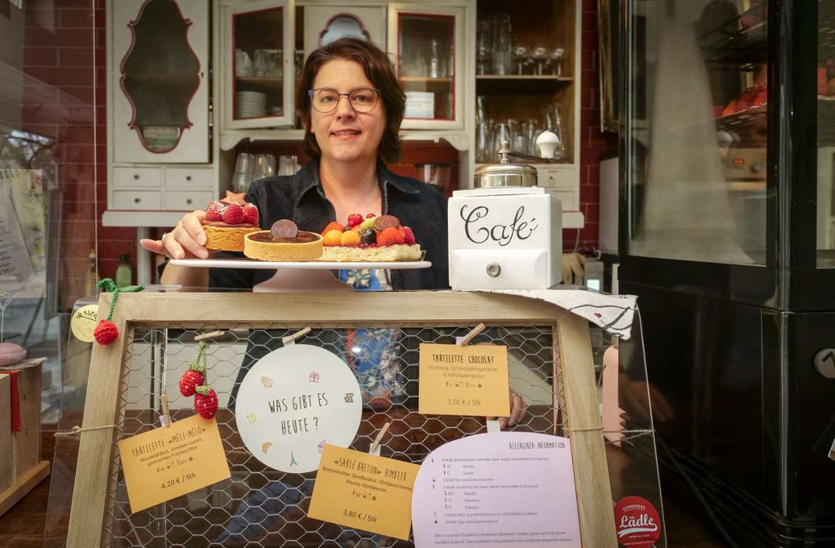 Eine süße Welt: Christine Flores in ihrem Café in Magstadt, das sie sich mit Schneiders Lädle teilt.