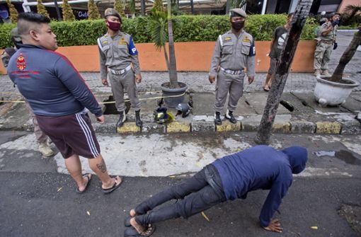 Corona-Regelbrecher müssen in Indonesien  demütigende Turnübungen in aller Öffentlichkeit machen. Foto: dpa/Binsar Bakkara