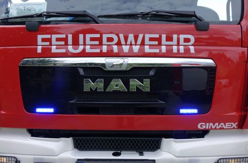 Der Fahrer eines VW T-Roc soll einem Feuerwehrfahrzeug in hoher Geschwindigkeit gefolgt sein (Symbolbild). Foto: imago images/Sascha Steinach