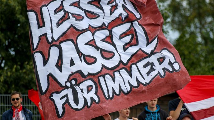 Fans von Hessen Kassel singen für Sponsoren