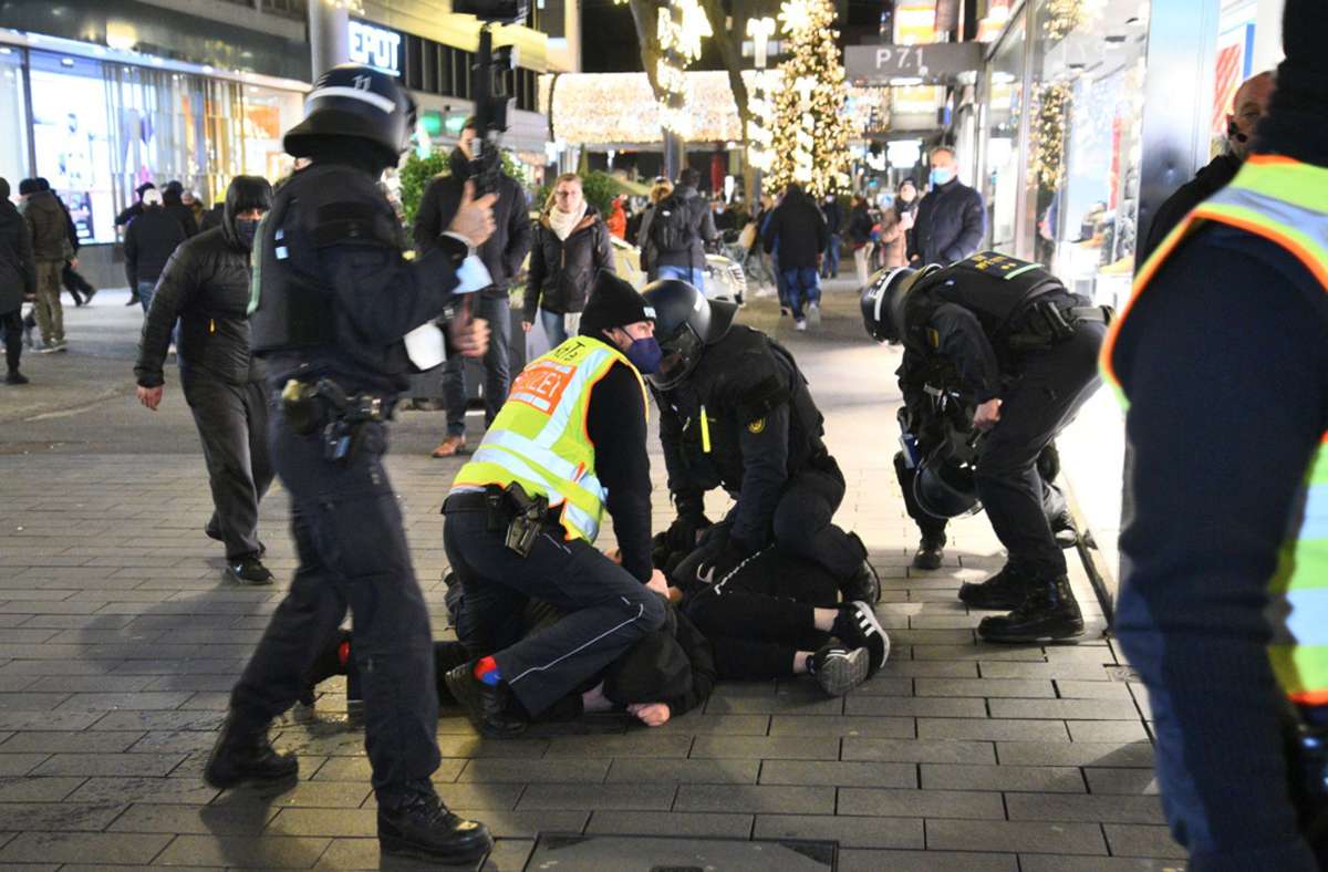 Bei einer nicht angemeldeten Demo gegen Coronamaßnahmen in Mannheim kam es zu Auseinandersetzungen mit der Polizei. Foto: dpa/René Priebe