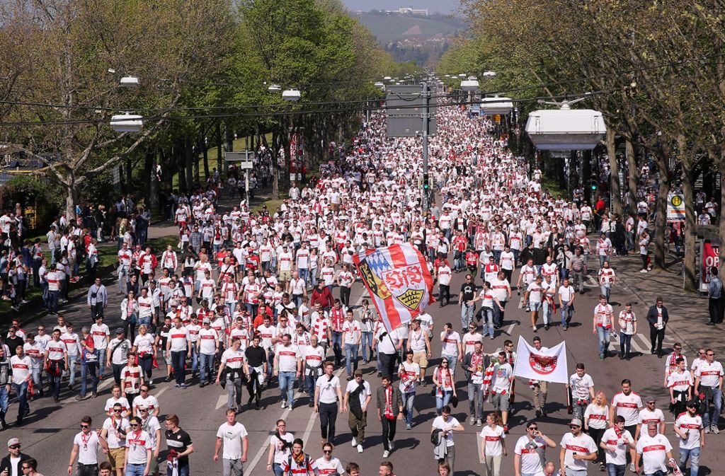 Tausende VfB-Fans machten sich auf den Weg ...