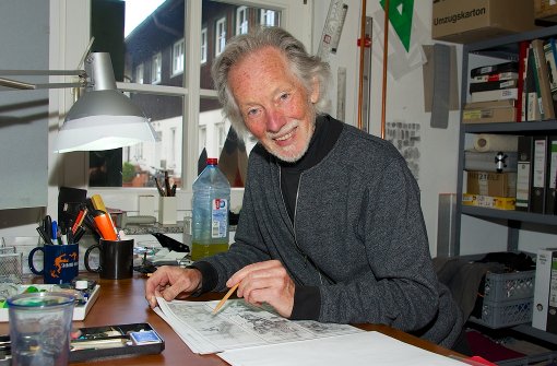 Der Musiker, Komponist und Grafiker Klaus Voormann in seinem Atelier in Tutzing am Starnberger See – aufgenommen am 20.06.2016. Foto: dpa