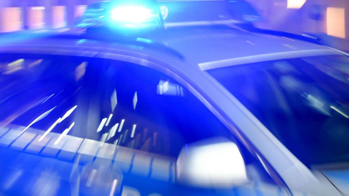 Vandalismus in Stuttgart-Münster: Unbekannte besprühen Streifenwagen – Zeugen gesucht