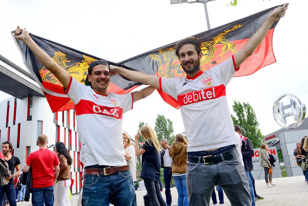 Die VfB-Stuttgart-Fans zitterten mit ihrem Team mit - und konnten sich am Schluss über den Klassenerhalt freuen.