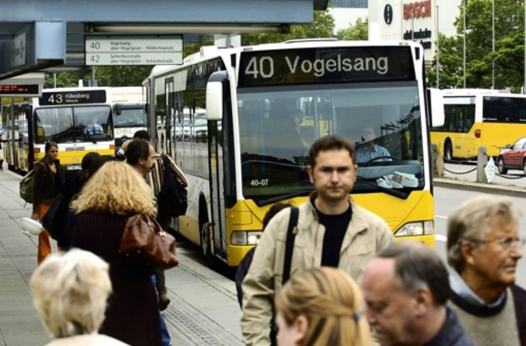 Busse gegen Taxen, Taxen gegen Falschparker – vor dem Bahnhof drängen schlicht zu viele Autos auf zu wenig Platz.