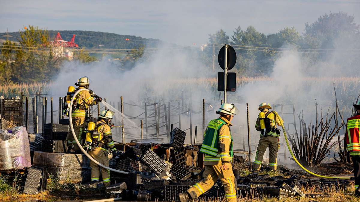 Brand in Remsecker Gärtnerei: Rauchsäule kilometerweit zu sehen