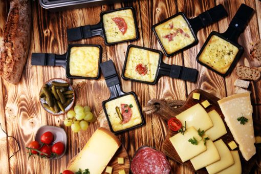 Ein einfaches und besonders gemütliches Essen im Winter ist Raclette. Wie viel Käse und welche Sorten Sie dabei einplanen sollten, erfahren Sie hier.