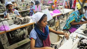 Eine Nähfabrik in Bangladesch: Welche Standards für den Lohn und die Arbeitsbedingungen  dort gelten, sollte auch hiesige Importeure interessieren. Foto: AFP/Munir Uz Zaman