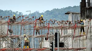 Bauarbeiter in der malaysischen Hauptstadt Kuala Lumpur: Das Land hat zuletzt viel in Infrastruktur investiert. Foto: AFP/Mohd Basfan