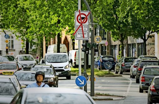 Noch im Mai sollen in Hamburg die bundesweit ersten Fahrverbote für ältere Diesel-Fahrzeuge in Kraft treten. An den betroffenen beiden Straßenabschnitten  – hier an der Max-Brauer-Allee – werden bereits die entsprechenden Schilder montiert. Foto: dpa