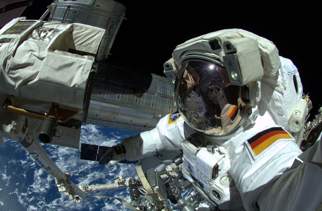 Ein Astronaut beim Außenbordeinsatz an der Internationalen Raumstation in 400 Kilometer Höhe