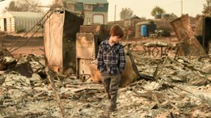 Der elf Jahre alte Jacob Saylors läuft durch die Trümmer seines Zuhauses in Kalifornien. Foto: AFP