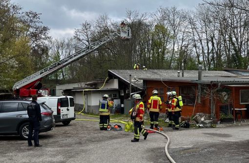 Brand in der Vereinsgaststätte der Schützengilde: Die Feuerwehr muss Teile des Daches entfernen. Foto: Freiwillige Feuerwehr Kornwestheim