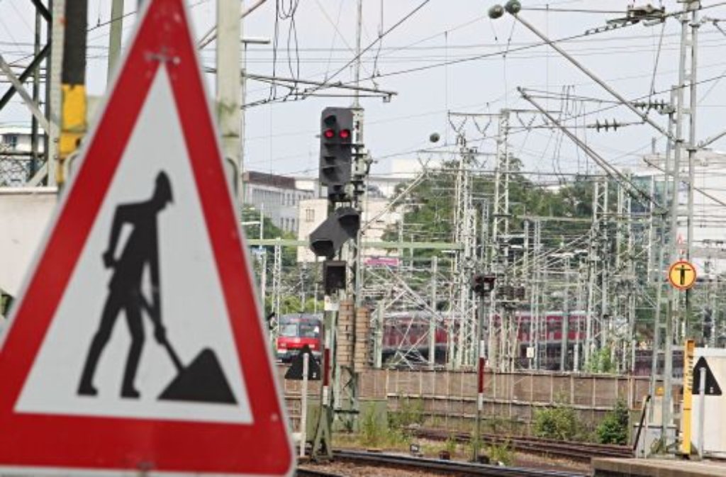 Gleise und Signale vor dem Stuttgarter Hauptbahnhof Foto: Kraufmann