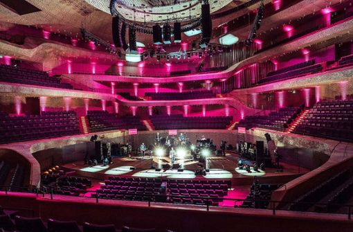 James Blunt, fast allein im Konzertsaal: Sein Auftritt in der leeren Elbphilharmonie war für das Publikum nur per Live-Stream zu erleben. Foto: Telekom Danny Jungslund