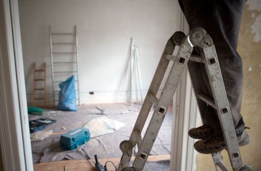 Vor dem Beginn von Renovierungsarbeiten  in Altbauten hat ein Arbeitgeber die Pflicht, festzustellen, ob asbesthaltige Materialien vorhanden sind Foto: dpa