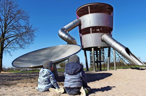 Einige Eltern halten diese Metallscheibe auf einem Spielplatz im Scharnhauser Park für zu gefährlich. Foto: Caroline Holowiecki