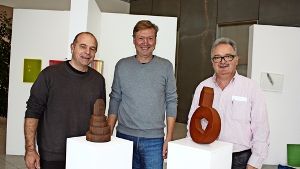 Horst Merkle und Ulrich Binder  (von links) freuen sich mit Johannes Brümmer über den neuen Austellungsort. Foto: Rebecca Stahlberg