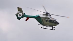 Die Polizei sucht auch mit einem Hubschrauber nach dem Mann – bislang erfolglos (Symbolbild). Foto: dpa