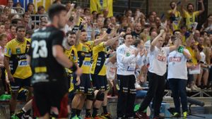 Die Spieler der Rhein-Neckar Löwen freuen sich über den ersten deutschen Meistertitel im Handball. Foto: dpa