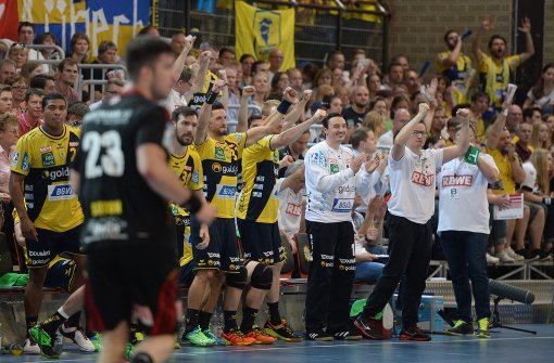 Die Spieler der Rhein-Neckar Löwen freuen sich über den ersten deutschen Meistertitel im Handball. Foto: dpa