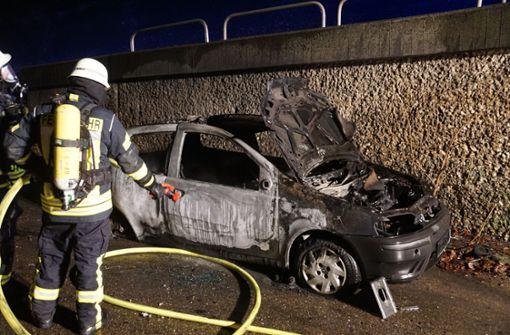 Der Fiat brannte auf einem Parkplatz an der A8 aus. Foto: SDMG/Woelfl