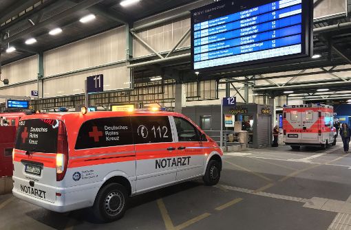 Mittwochabend rücken Polizei und Rettungsdienst wegen einer Messerstecherei zum Hauptbahnhof Stuttgart aus. Foto: 7aktuell.de/Sven Adomat