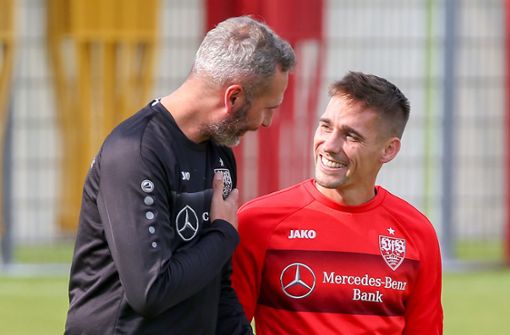 Trainer Tim Walter (links) kann sich über die Rückkehr von Philipp Klement ins Mannschaftstraining freuen. Foto: Pressefoto Baumann/Alexander Keppler