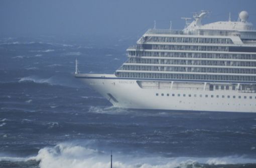 Das riesige Schiff, 227 Meter lang, wird vor der Westküste Norwegens von bis zu 15 Meter hohen Wellen kräftig durchgeschüttelt. Foto: NTB scanpix