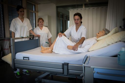 Am Robert-Bosch-Krankenhaus in Stuttgart kommen Übungspuppen schon seit einigen Jahren in der Pflegeausbildung zum Einsatz. Foto: Achim Zweygarth /Archiv