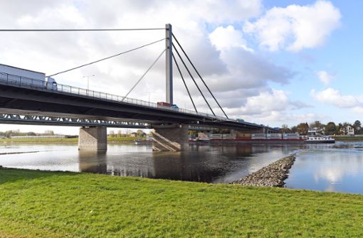 Rheinbrücke zwischen Karlsruhe und Wörth: Die Sanierung von Brücken im Land wird vom Verkehrsministerium wieder finanziell stärker gefördert. (Archivbild) Foto: dpa/Uli Deck