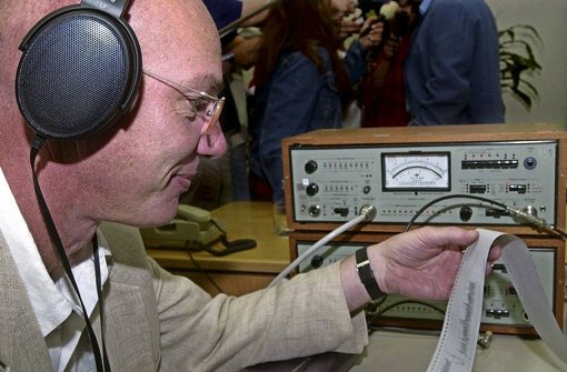Ein Experte zeigt 2001 ein Messgerät, mit dem man das Brummen finden will. Foto: StN