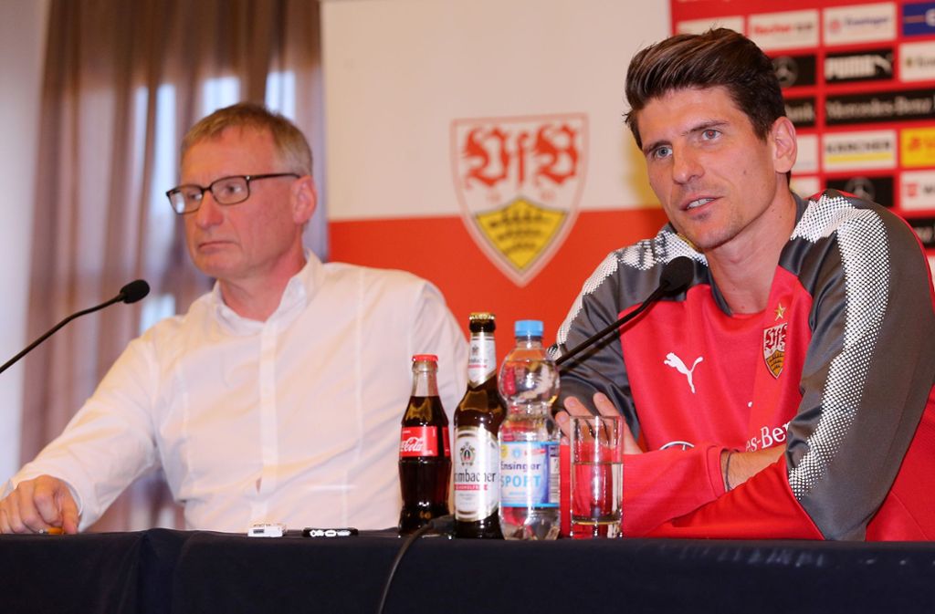 Am 4. Januar präsentiert VfB-Sportvorstand Michael Reschke (links) den Winterzugang Mario Gomez.