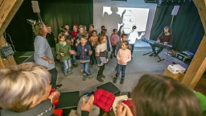 Bei der Premiere beim Landesfilmdienst Baden-Württemberg haben die Kinder der Klasse 3c der Grundschule Esslingen-Sulzgries ihr selbst geschriebenes Hörspiel ihren Familien präsentiert. Foto: Roberto Bulgrin