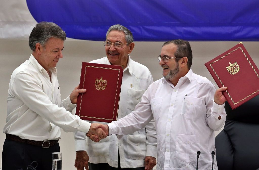 Der kolumbianische Präsident Juan Manuel Santos (l.) und Londono Echeverri,   Vertreter der Farc-Rebellen. Foto: dpa