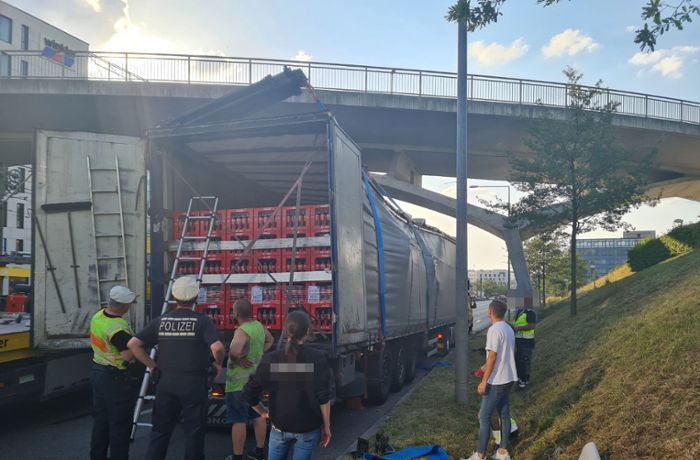 B10/B27 in Stuttgart-Feuerbach: Ladung verrutscht – liegengebliebener Lkw sorgt für Stau