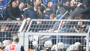Die Dortmunder Polizei geht mit Pfefferspray gegen randalierende Hertha-Fans vor. Foto: dpa