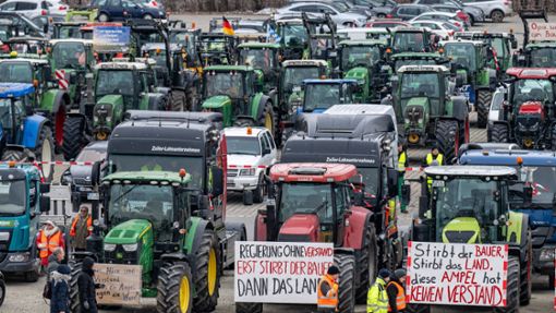 Am Montag protestierten in ganz Deutschland Landwirte gegen die Sparpläne der Bundesregierung. Foto: dpa/Armin Weigel
