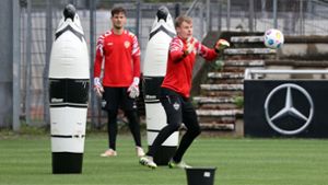 Alexander Nübel (rechts) und Dennis Seimen beim Training des VfB Stuttgart. Foto: IMAGO