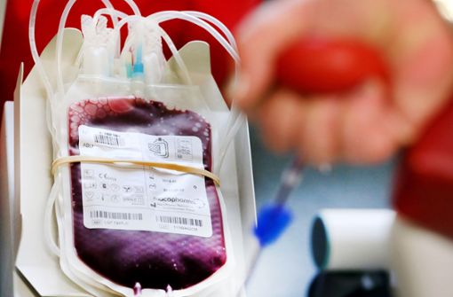 Blutkonserven sind rares Gut. Doch darf man Blut spenden, wenn man an Corona erkrankt war? Foto: dpa/Bernd Wüstneck