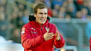 Immer schön kompakt stehen: VfB-Trainer Hannes Wolf gibt Anweisungen. Foto: Baumann
