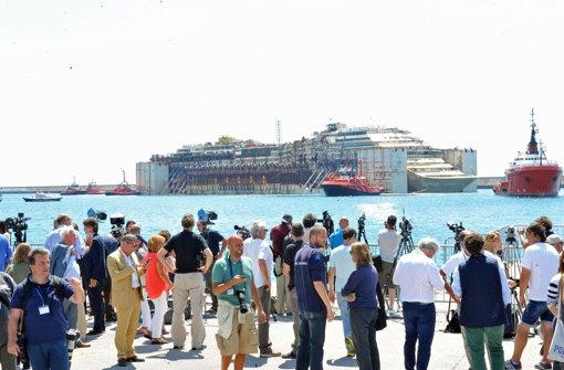 Ein trauriges Spektakel: Die Costa Concordia ist in Genua angekommen. Foto: dpa